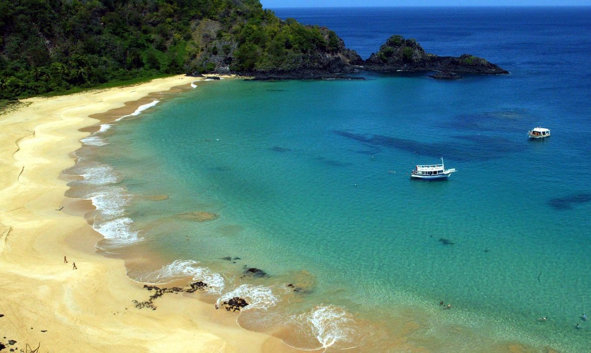 Fernando de Noronha deixa de exigir testes de covid-19 para turistas