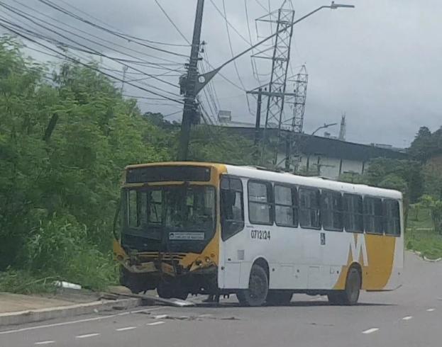 Ônibus fica destruído ao colidir com rota de empresa em avenida de Manaus