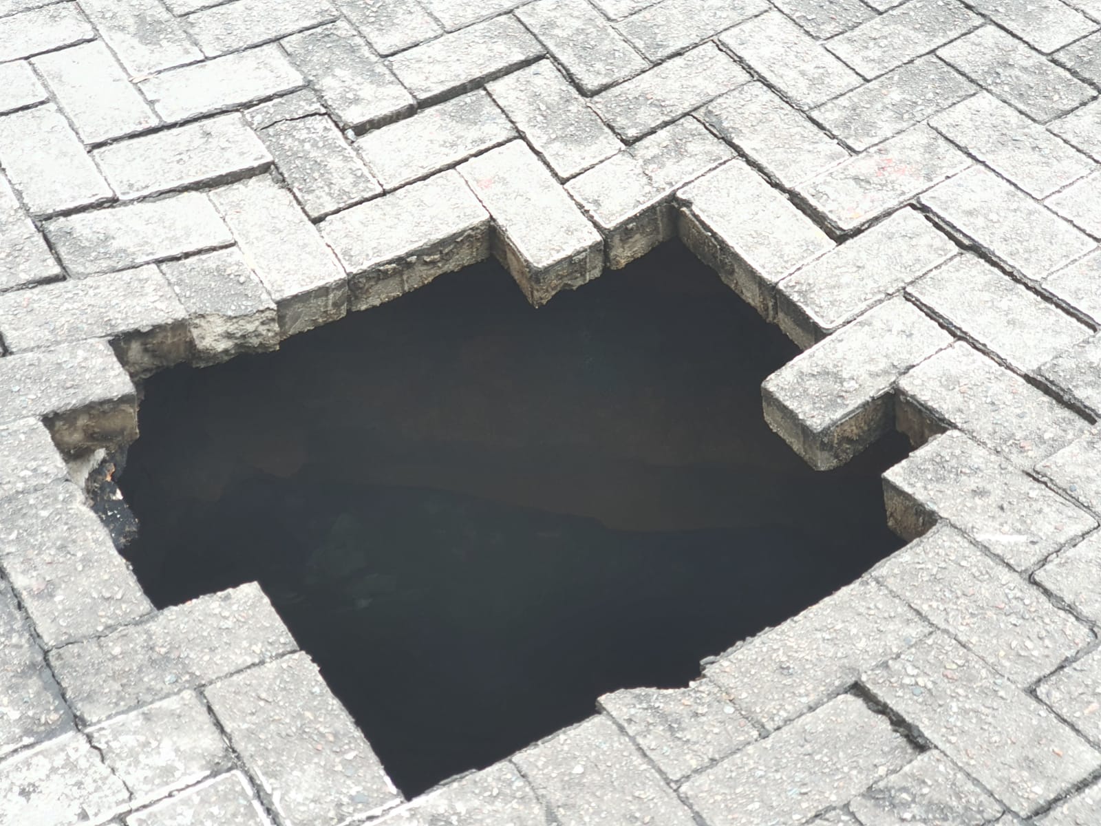 Cratera se abre no meio de avenida em Manaus e trecho é interditado 