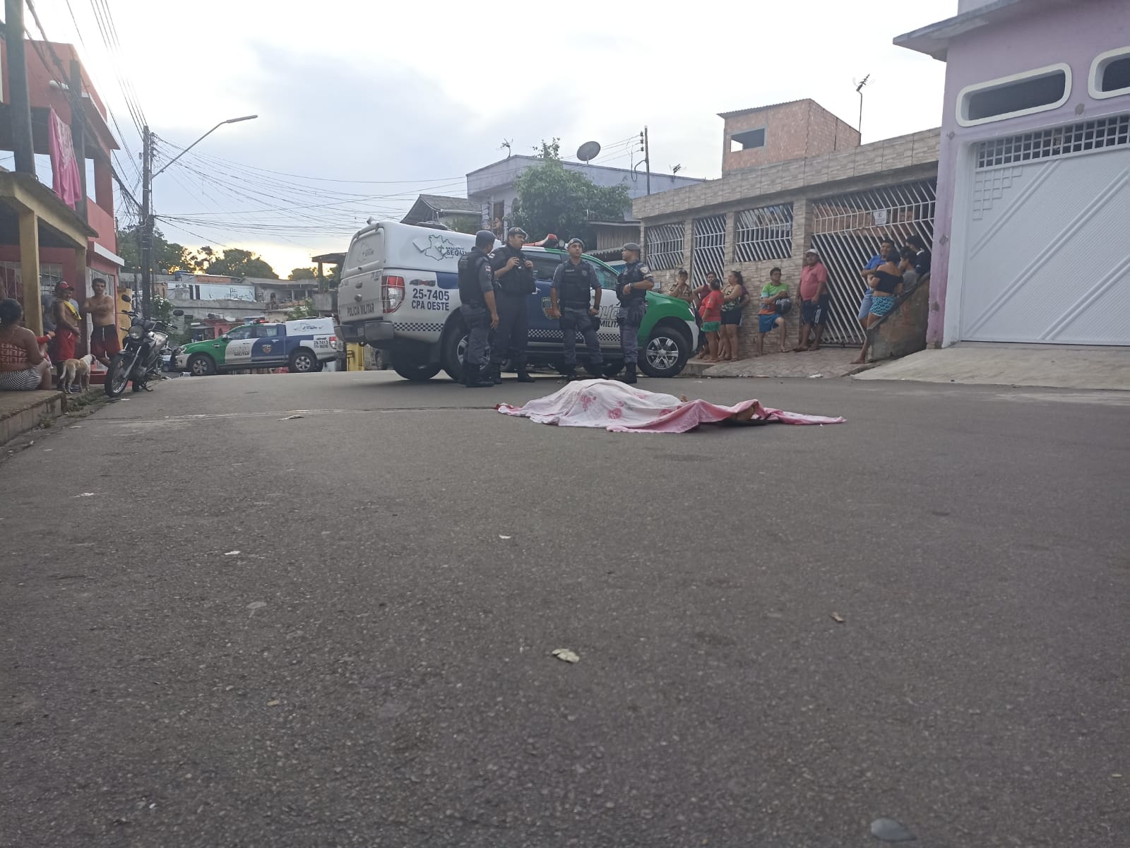 Homem é executado e jogado de carro em via pública em Manaus