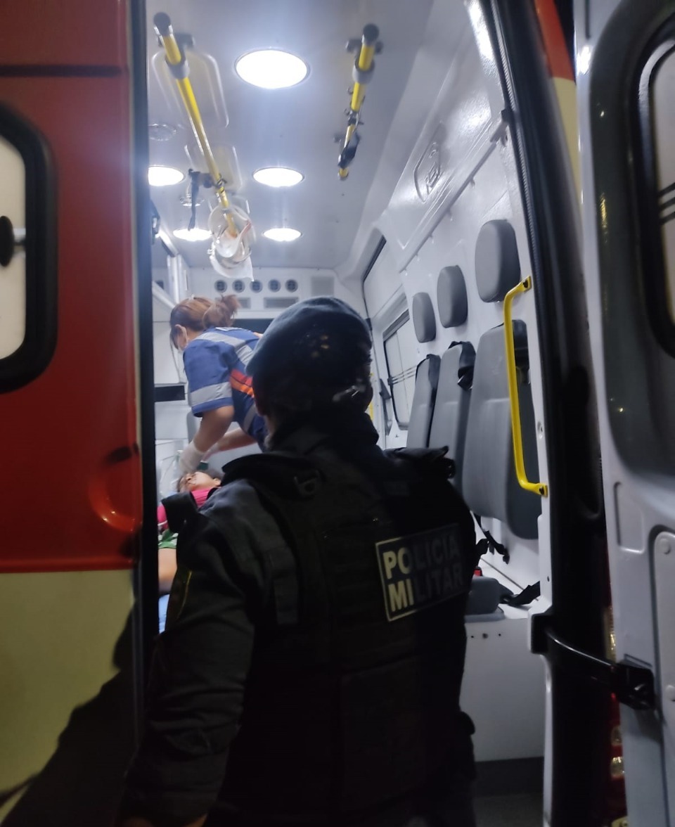 Mulher sofre AVC e é socorrida por policiais em Manaus