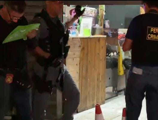 Homem é assassinado e amigo baleado dentro de churrascaria em Manaus