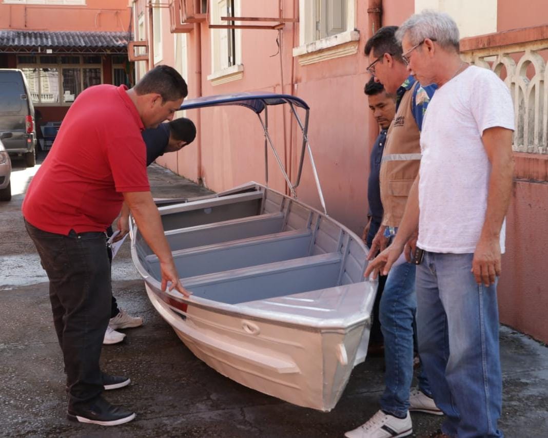 Pescadores no Amazonas recebem lancha através de emenda de deputado