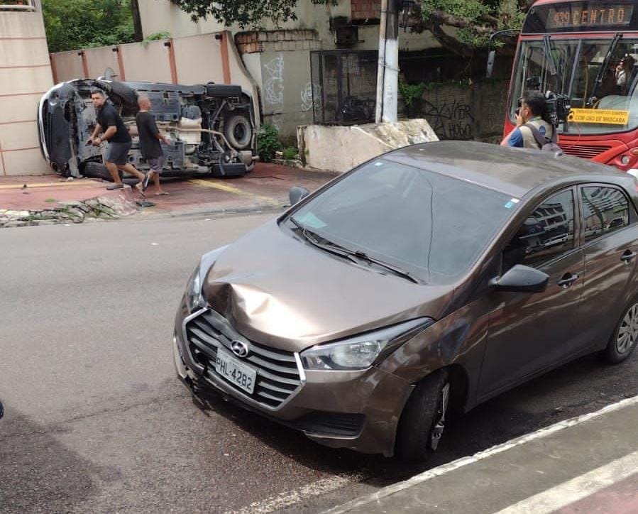 Desgovernado, carro bate em veículo e capota em avenida de Manaus
