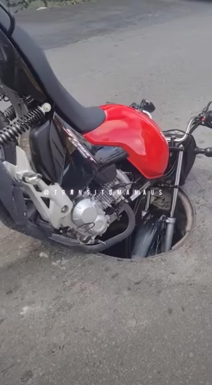 Motociclista cai em bueiro aberto e veículo fica preso em Manaus; vídeo