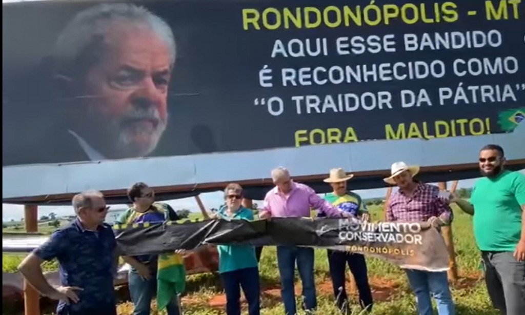 MP instaura inquérito para apurar injúria e ameaça contra Lula em outdoor