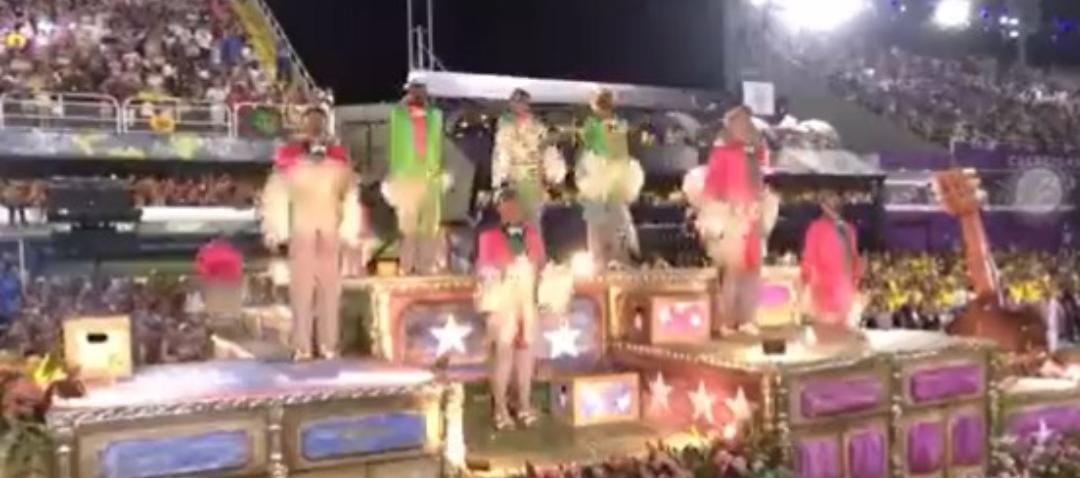 Comissão de frente da Mangueira faz troca de roupa de 1 segundo; vídeo