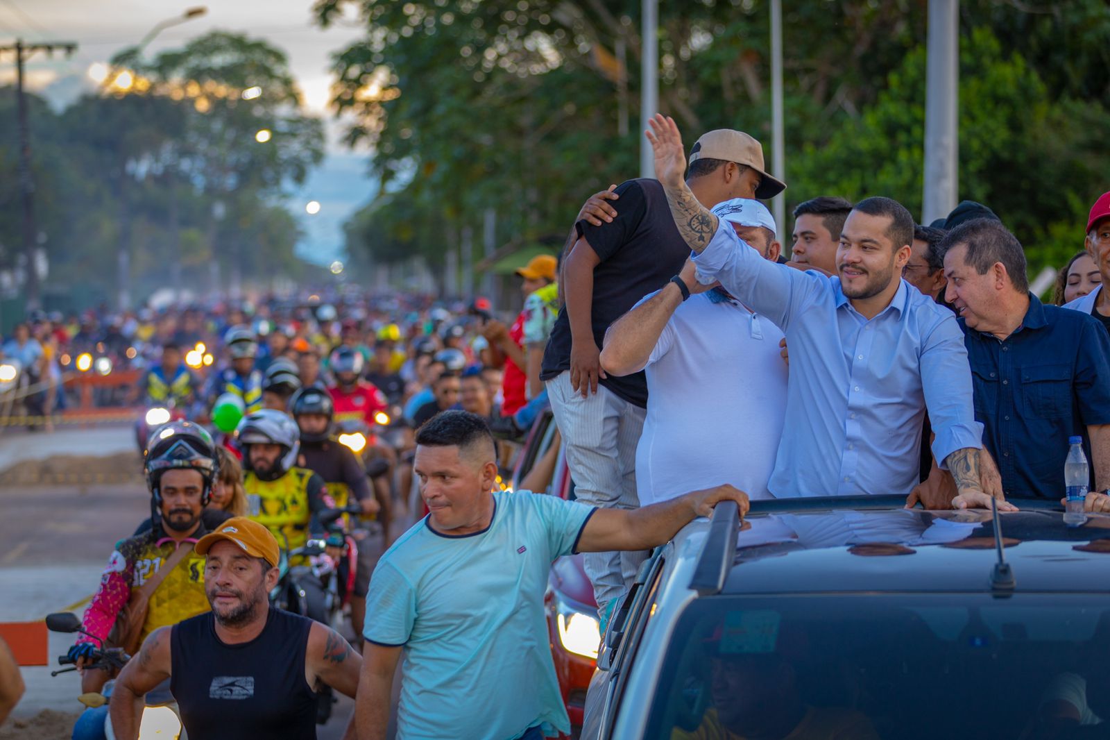 Adail Filho é recebido por multidão nos aeroportos de Tefé e Alvarães