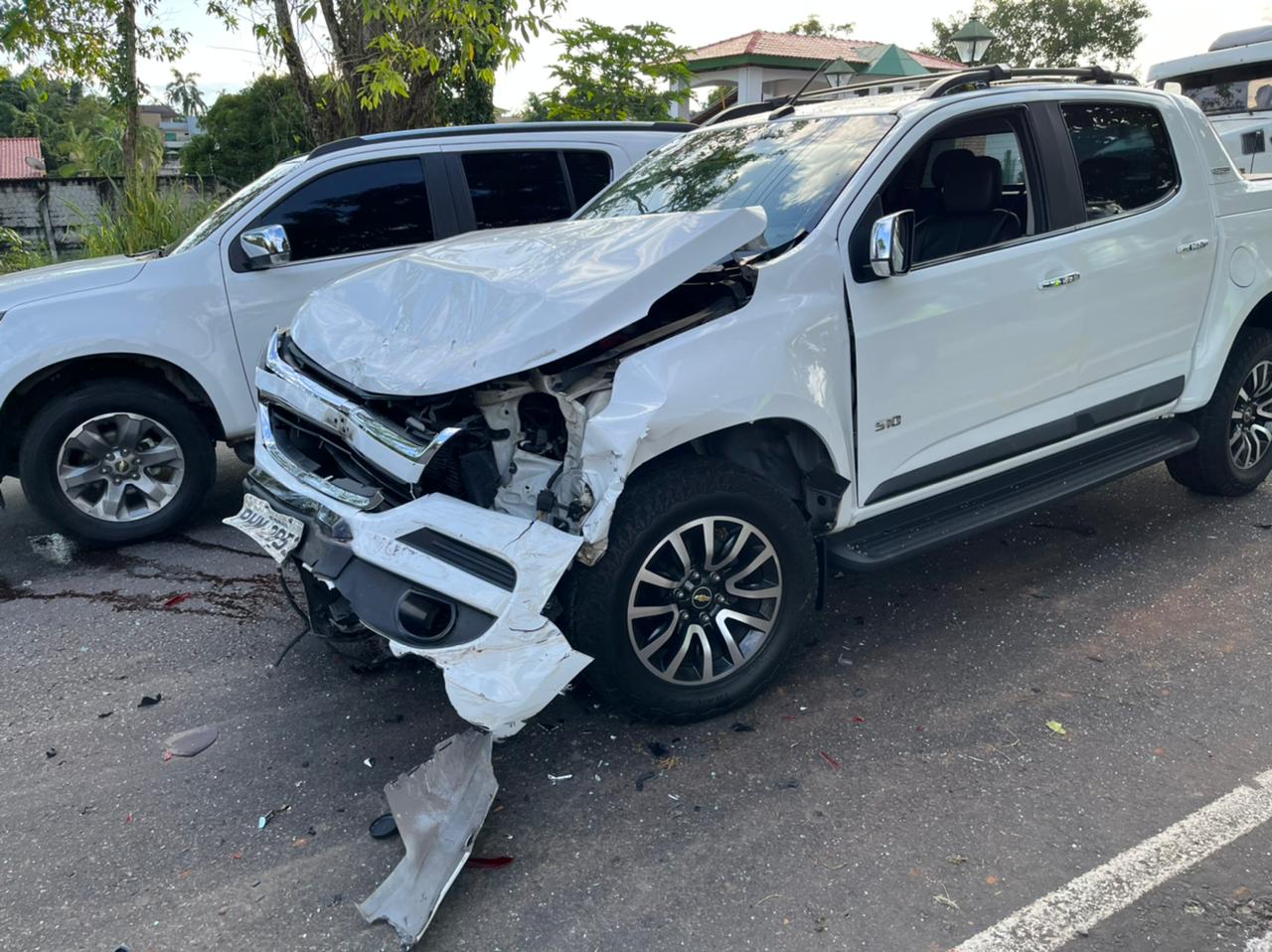 Carros ficam destruídos em engavetamento violento no V8 em Manaus