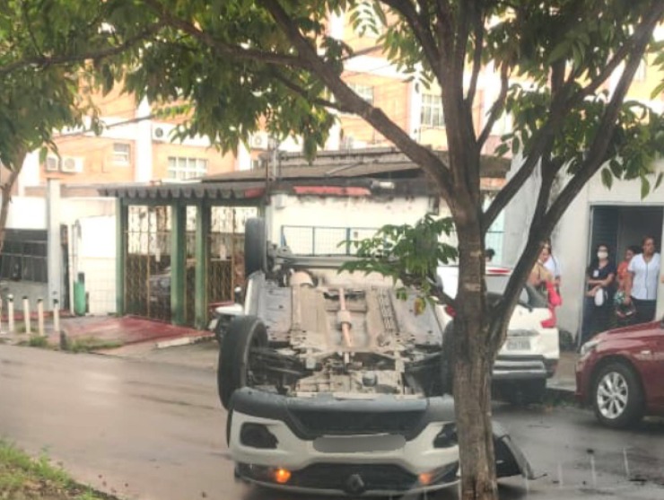 Motorista de aplicativo cochila ao volante e causa acidente em Manaus