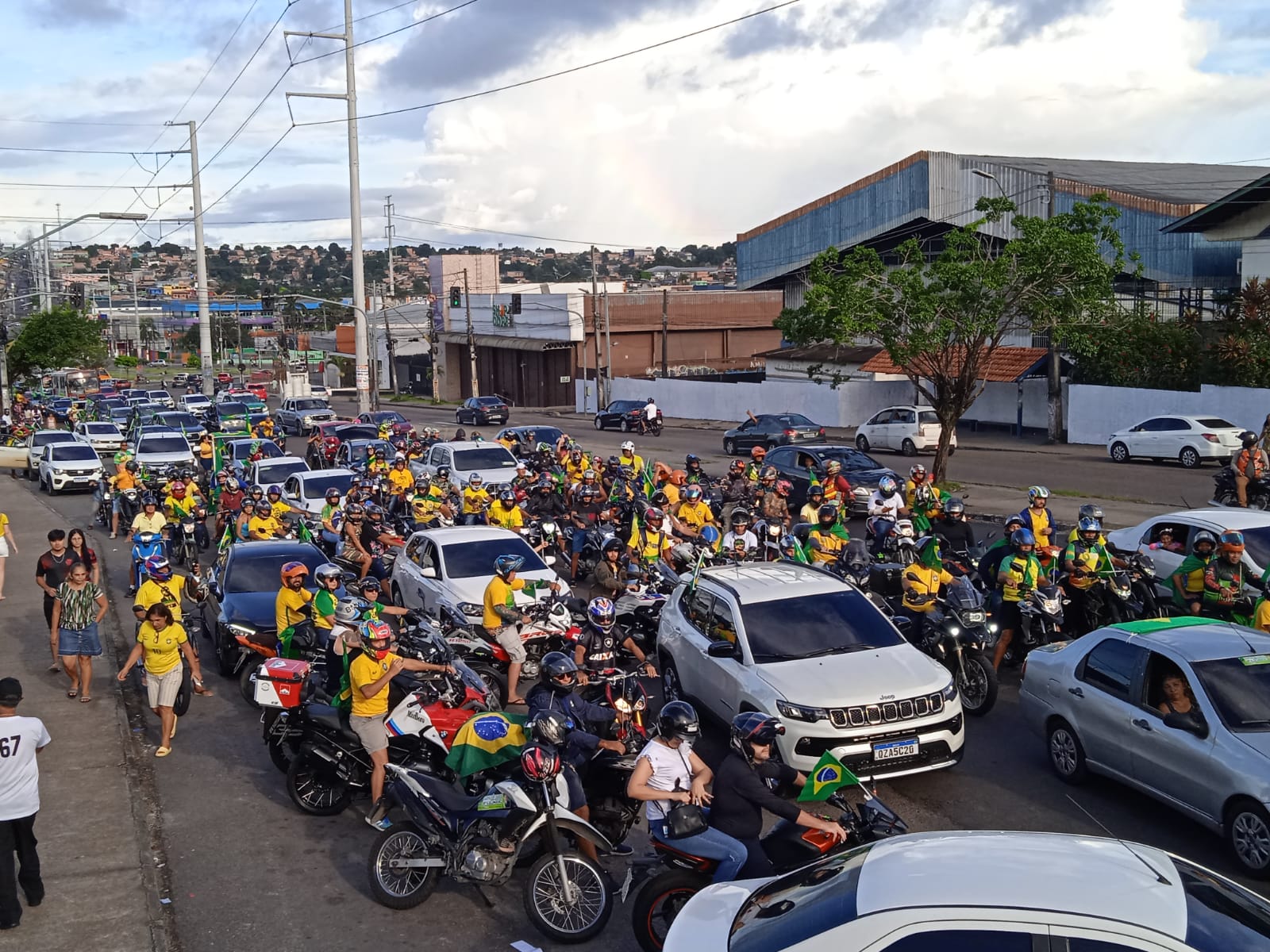 Manifestantes fazem motociata em ato pró-Bolsonaro em Manaus