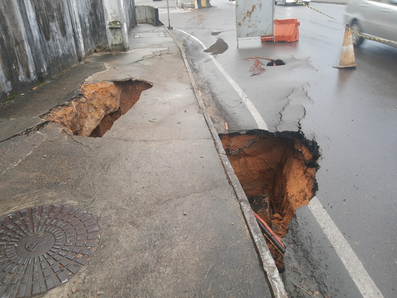 Trecho de avenida é interditado após abertura de cratera em Manaus 