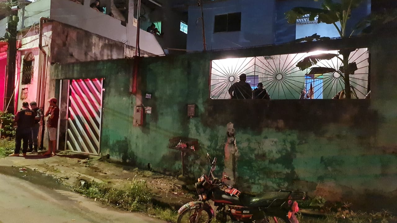 Família vê homem ser assassinado brutalmente dentro de casa em Manaus