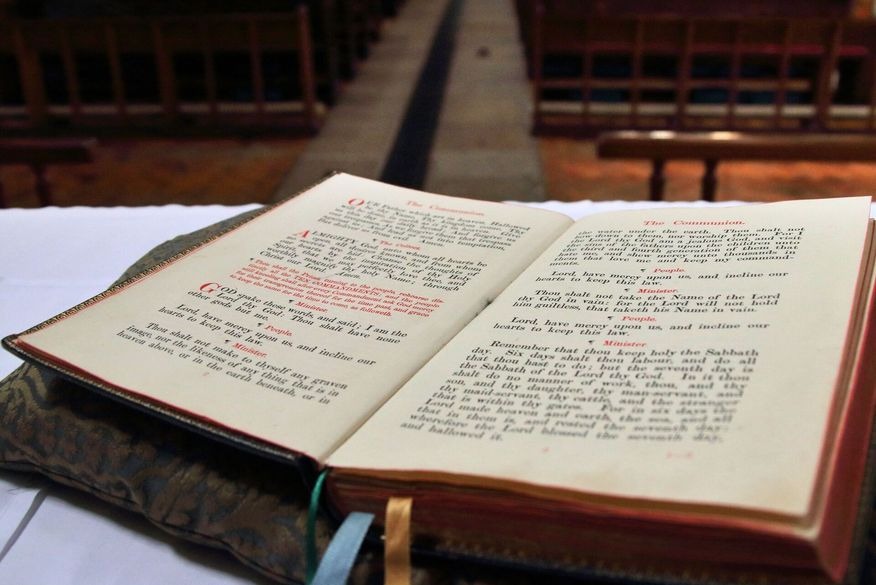 Versão da Bíblia que ‘permite’ adultério é encontrada