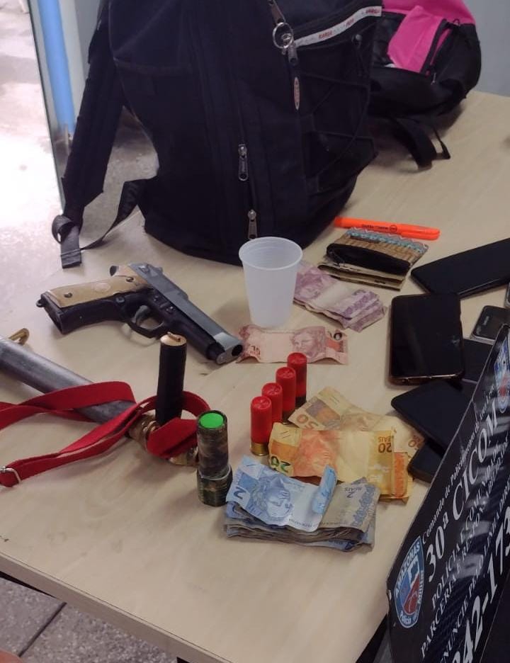 Casal armado é preso após ser flagrado assaltando ônibus em Manaus