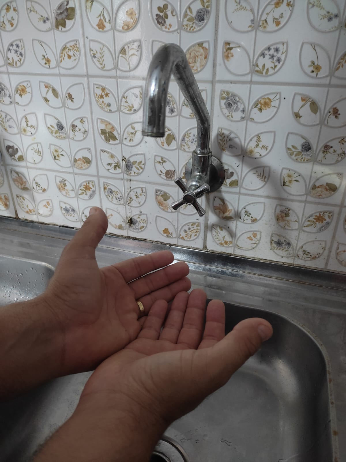 Moradores ficam sem água após tubulação romper em avenida em Manaus