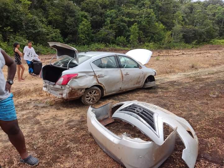 Carro capota e fica destruído após cair em buraco na BR-174