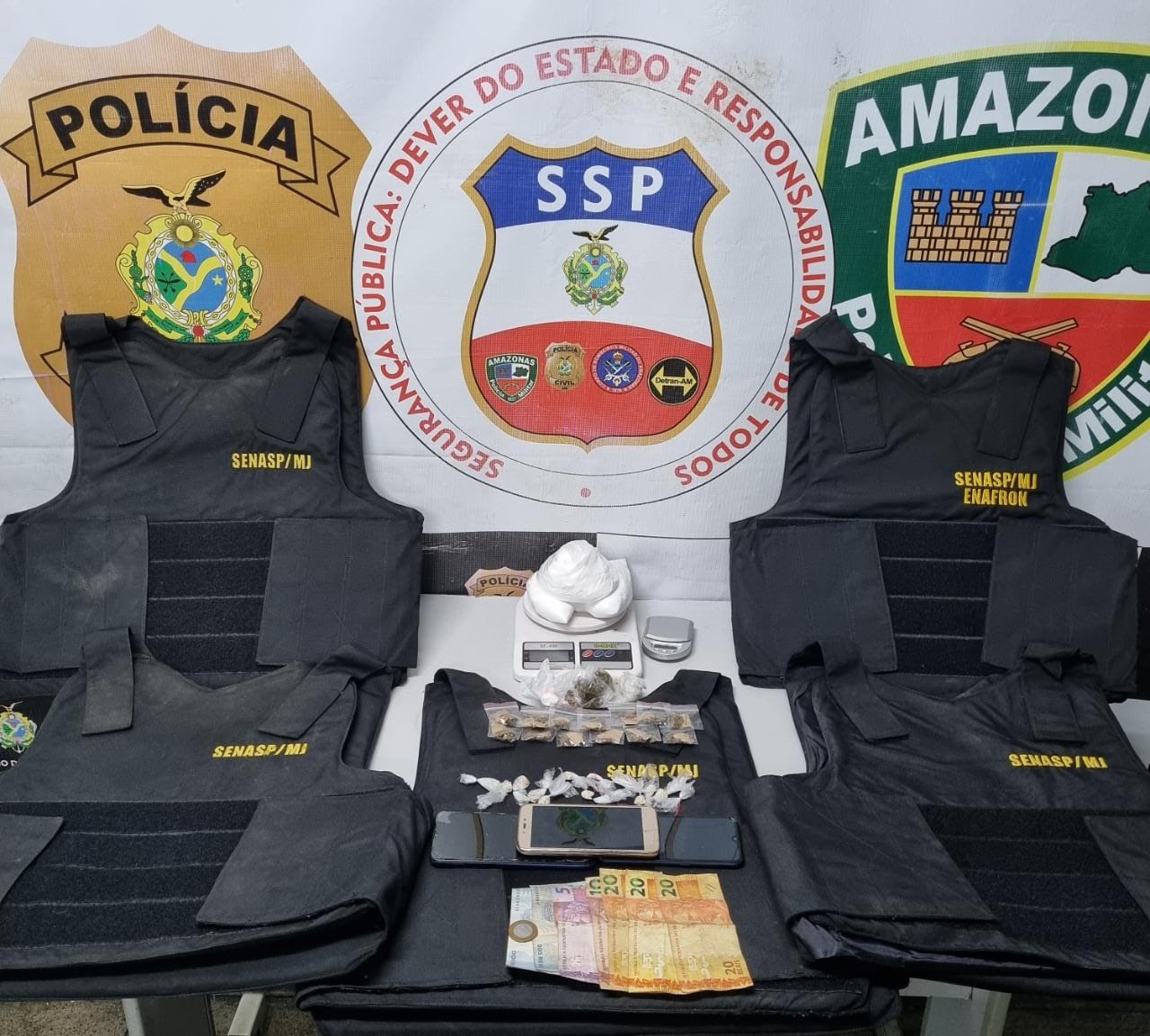 Dupla é presa com coletes balísticos usados por facção em Manaus