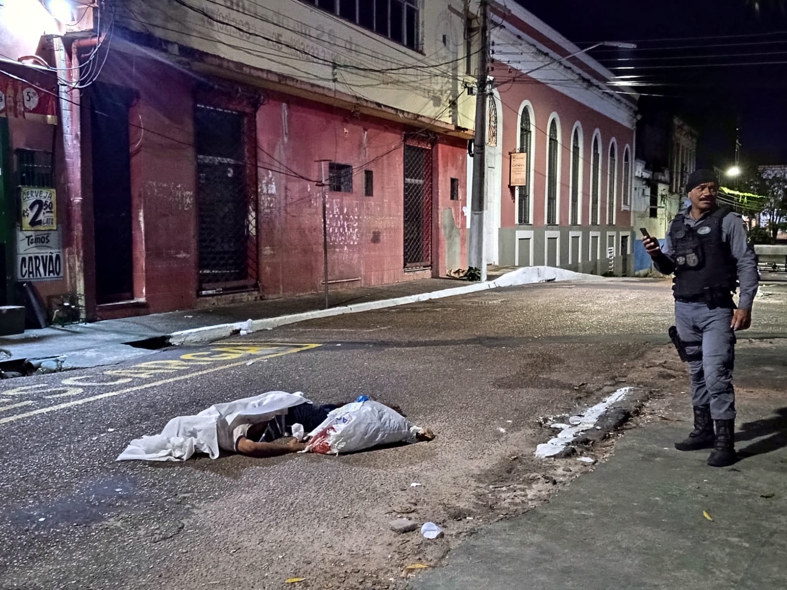 Morador de rua tem cabeça estourada a tiros por motociclistas em Manaus