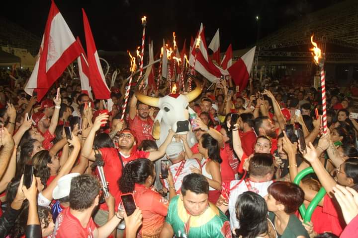 Garantido e Salgueiro se juntam em noite rubra em Manaus