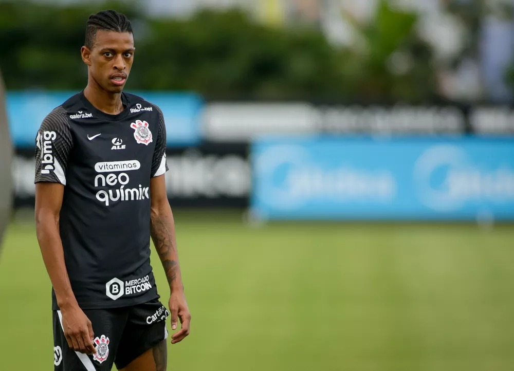 MP arquiva investigação de estupro contra Robson Bambu, do Corinthians