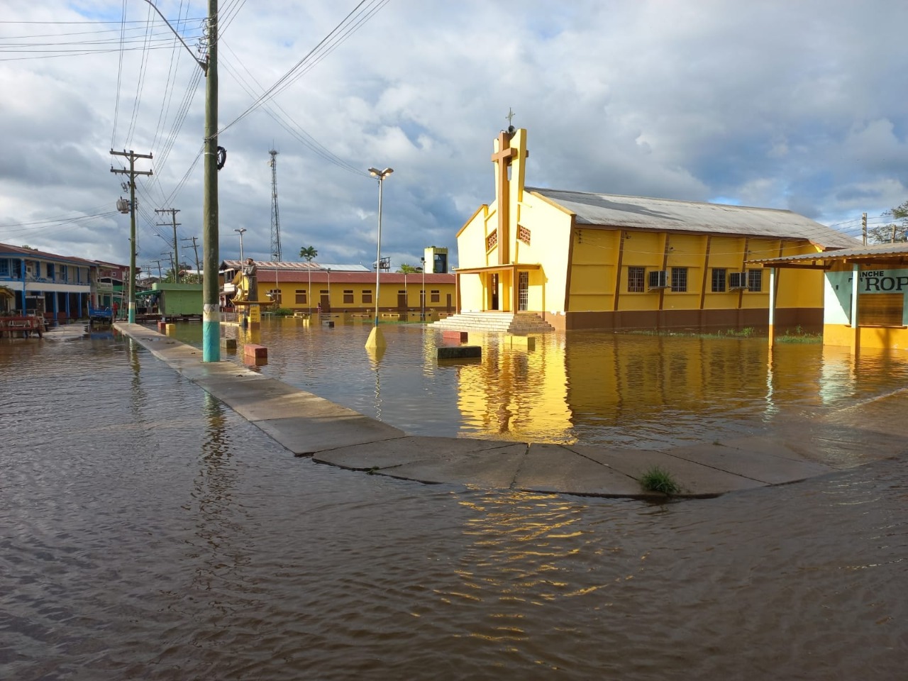 Anamã fica completamente alagada com cheia do Rio Solimões no Amazonas
