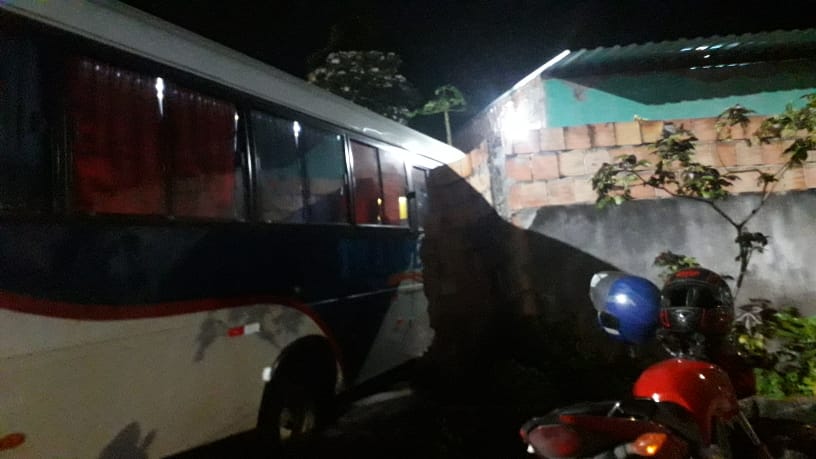 Ônibus perde controle e invade casa em Manaus
