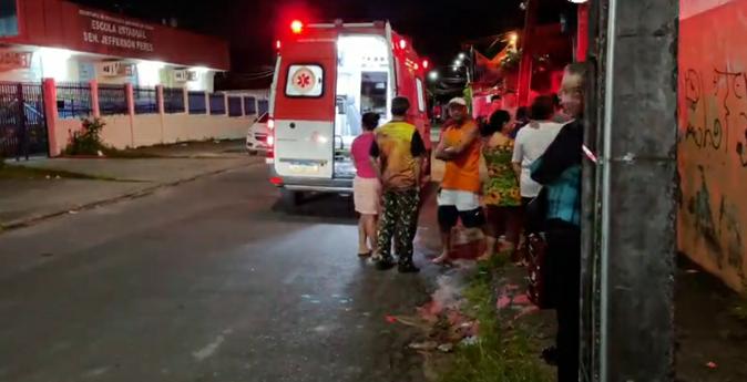 Motociclista colide violentamente em poste ao desviar de carro em Manaus