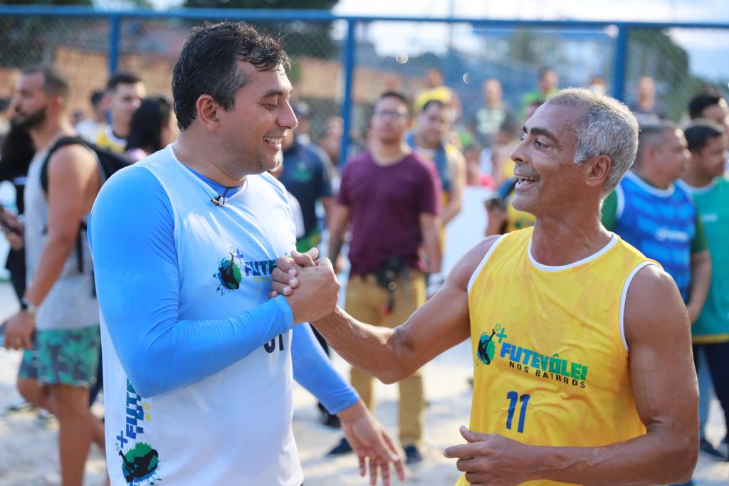 Ao lado de Romário, governador anuncia 10 escolinhas de futevôlei em Manaus