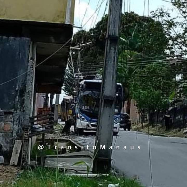 Ônibus atinge poste em acidente e deixa bairros sem energia em Manaus