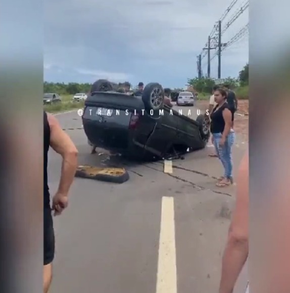 Vídeo mostra carro capotado na AM-070 
