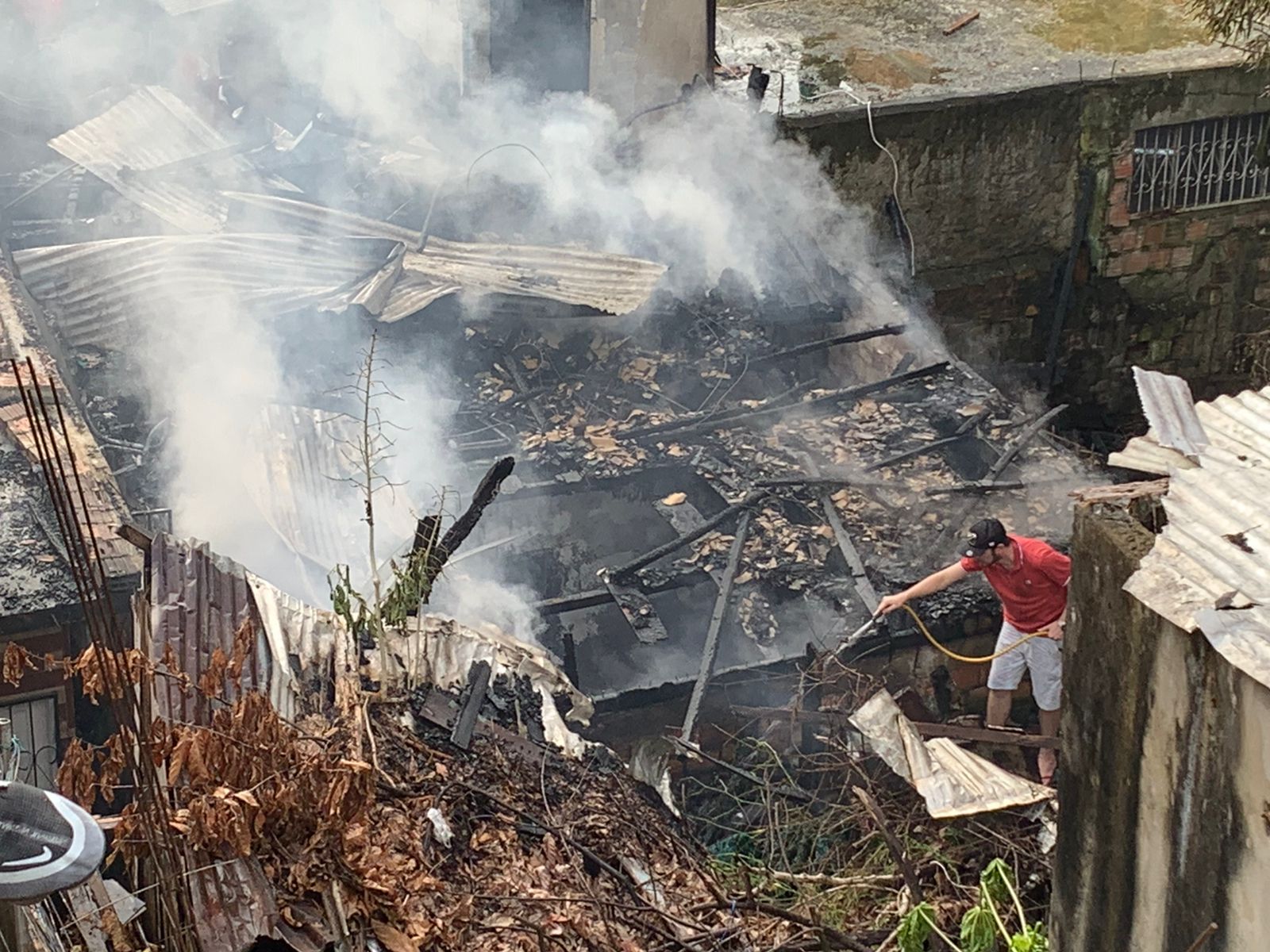 Casa pega fogo e vizinhos tentam apagar incêndio em Manaus; Vídeo