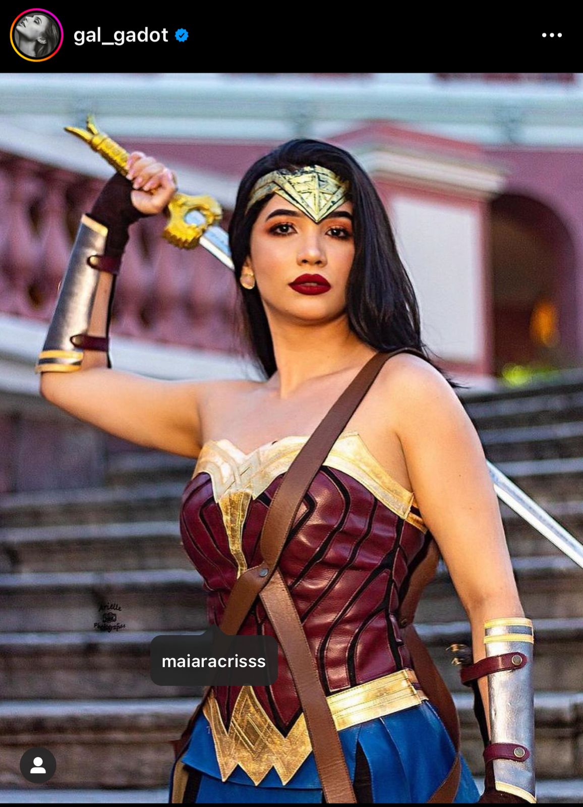 Atriz de ‘Mulher Maravilha’ publica foto de cosplayer de Manaus 