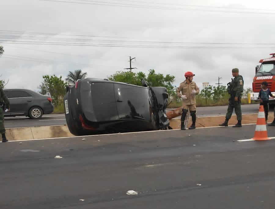 Motorista fica preso nas ferragens em acidente na Manoel Urbano
