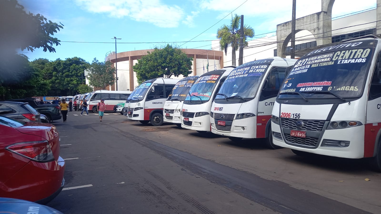 Vídeo: Motoristas dos micro-ônibus executivos protestam contra PL que regulariza modal em Manaus