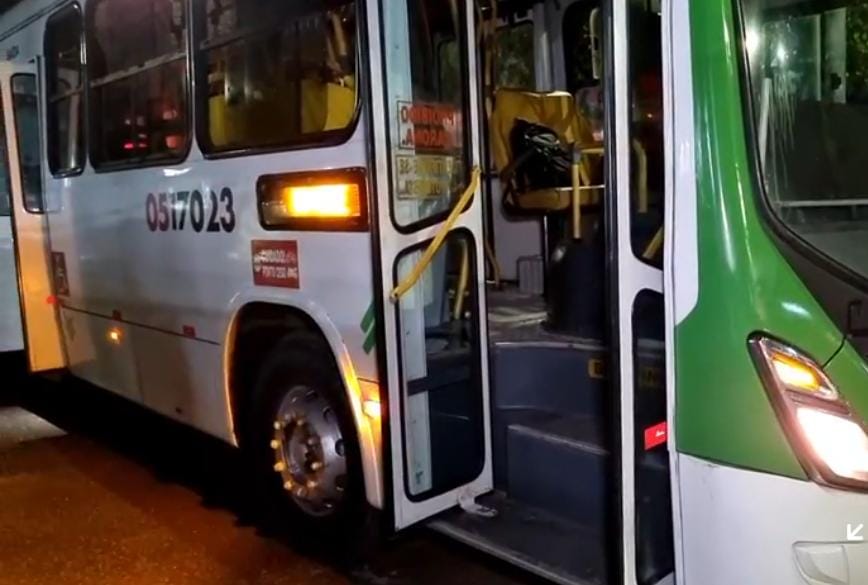 Passageiro é baleado em ônibus por assaltantes violentos em Manaus