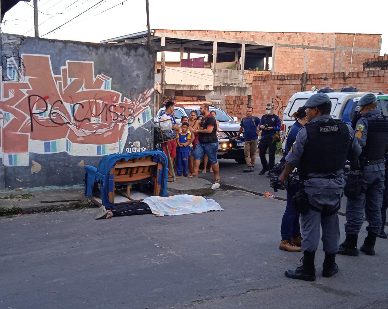 Homem é perseguido e assassinado em via pública em Manaus