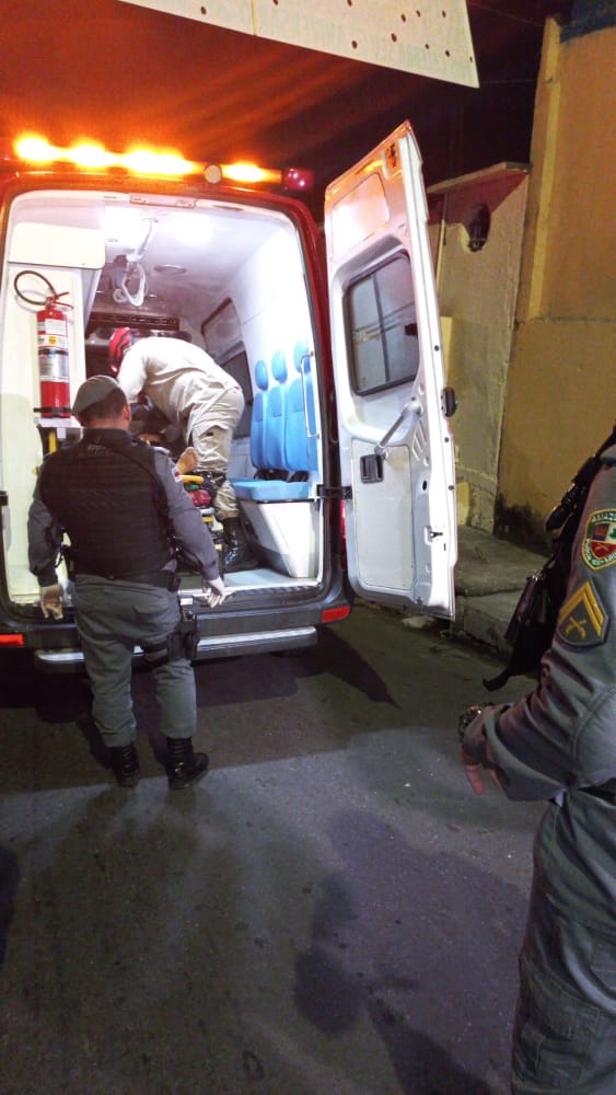 Homem é espancado após roubar ônibus com arma de brinquedo em Manaus