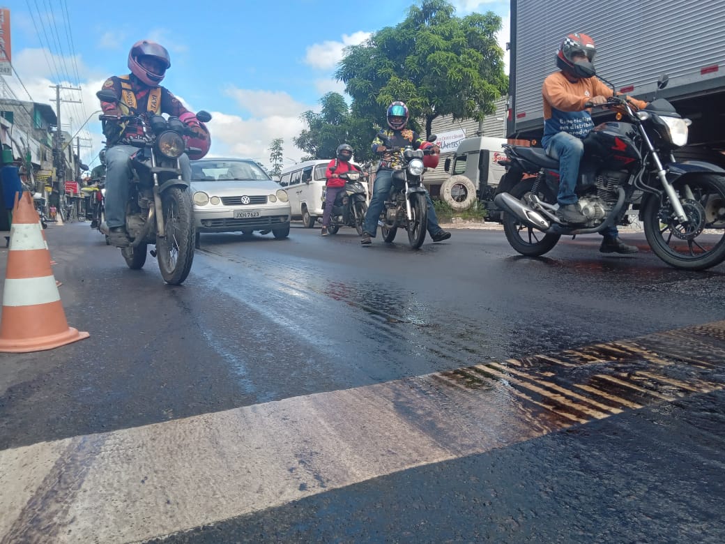 Derramamento de óleo prejudica trânsito em avenida de Manaus 
