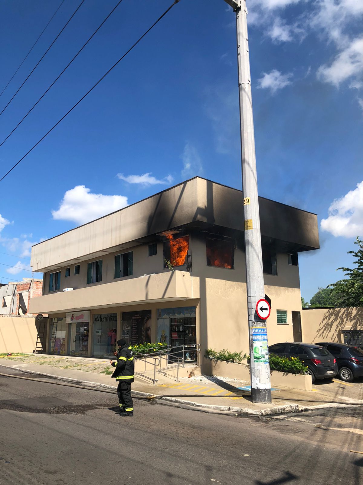 Botija de gás explode e incendeia residência em Manaus; Vídeo