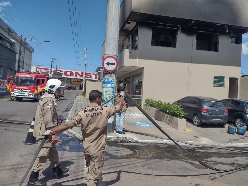 Homem sofre queimaduras após botijão de gás explodir em casa, em Manaus