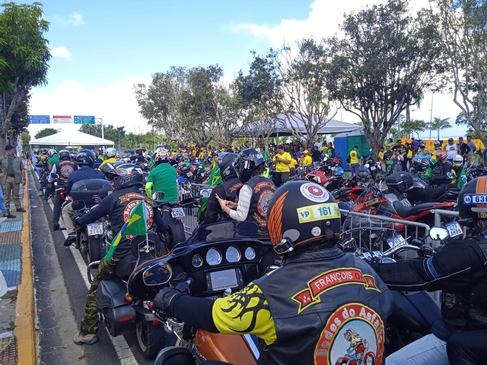 Vídeo: Apoiadores de Bolsonaro se concentram para motociata em Manaus