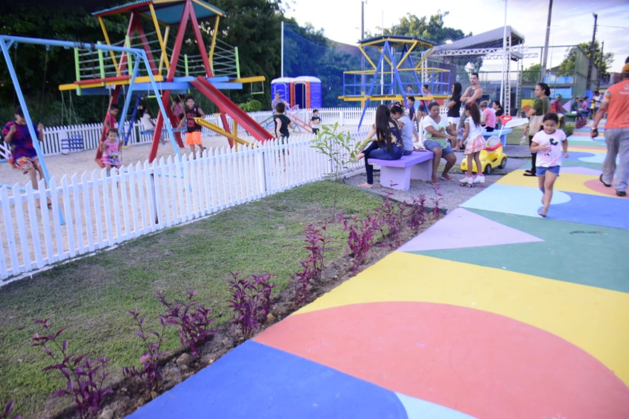 Prefeitura entrega praça revitalizada em Manaus