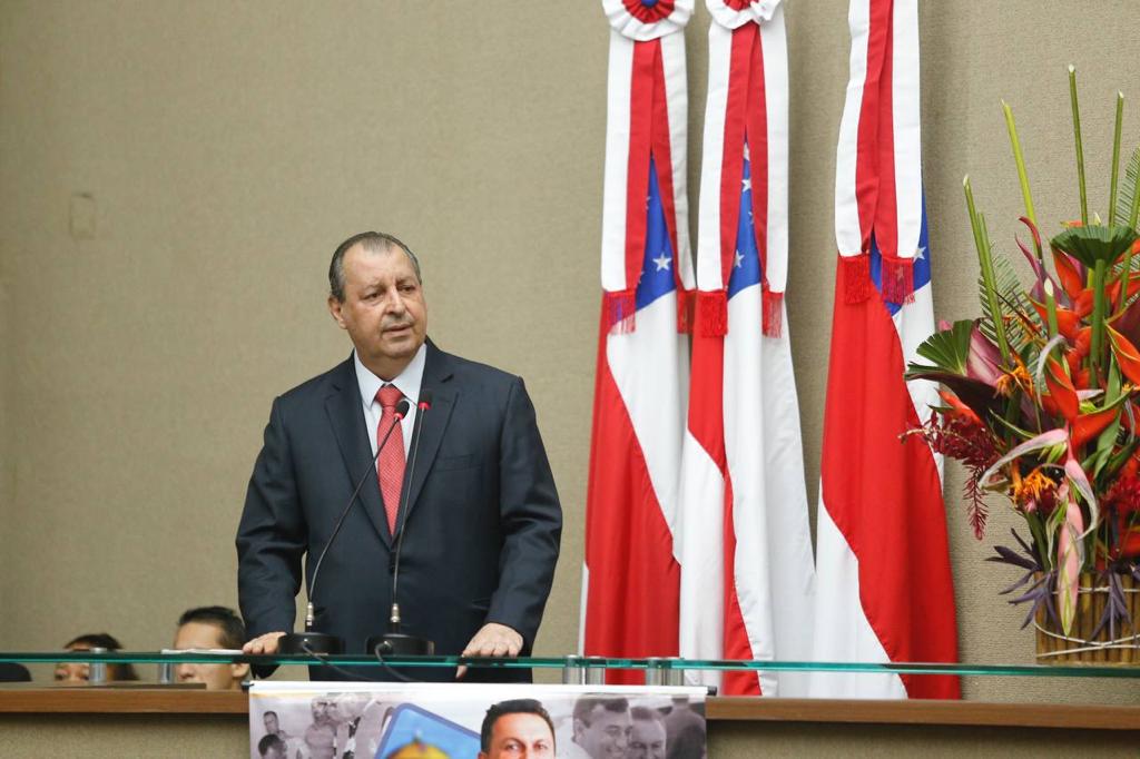 Omar prestigia homenagem da Assembleia Legislativa do Amazonas a Sabá Reis