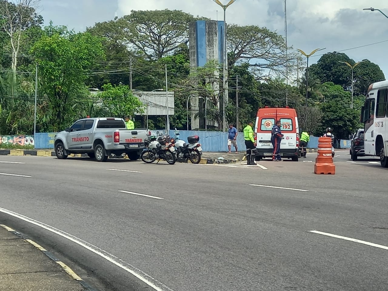 Agente de trânsito é atropelado por carro na Bola do Coroado em Manaus
