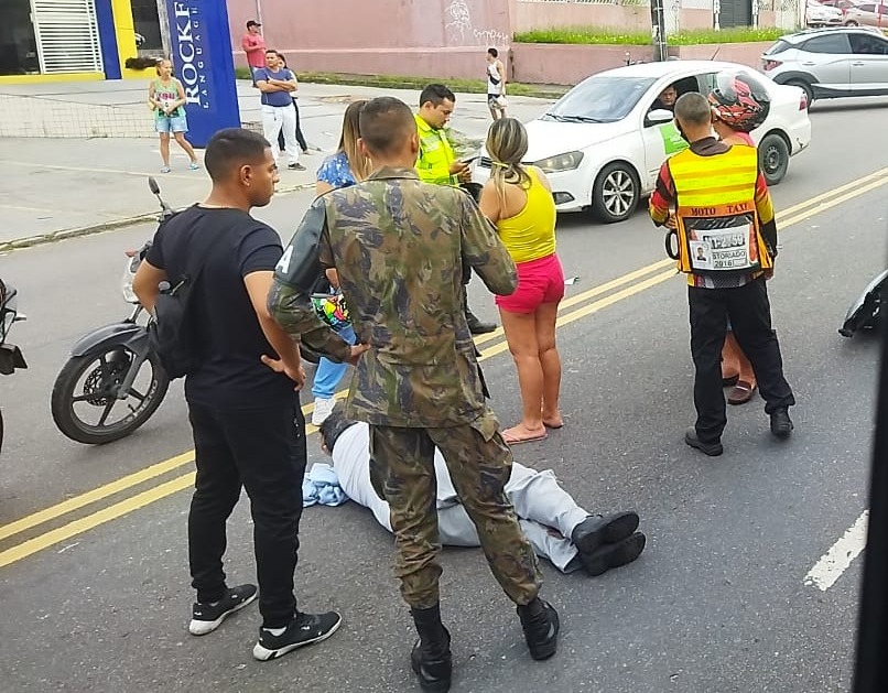 Vídeo: Acidente de trânsito deixa motoqueiro ferido em avenida de Manaus