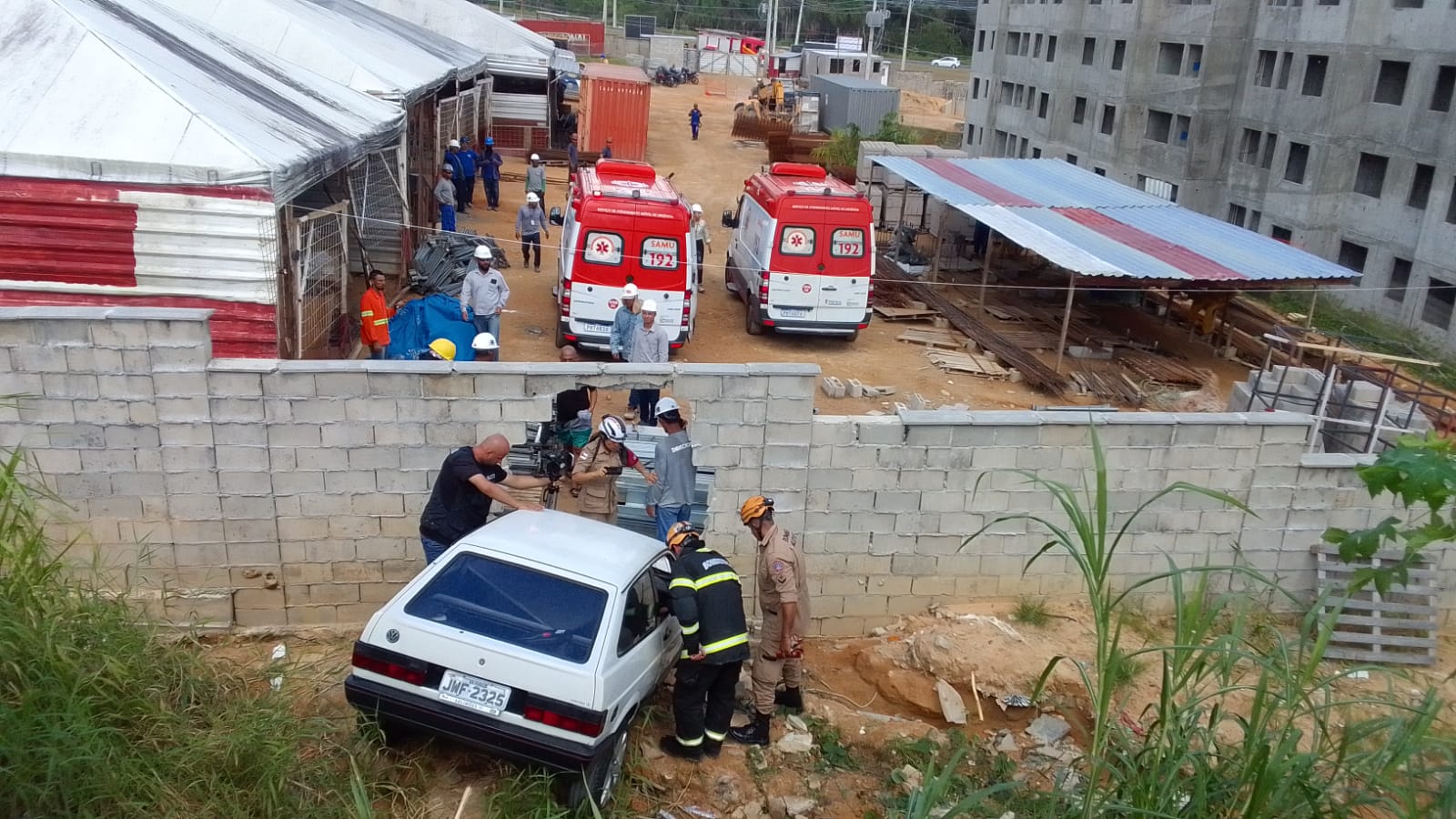 Briga entre casal termina com carro despencando de barranco em Manaus