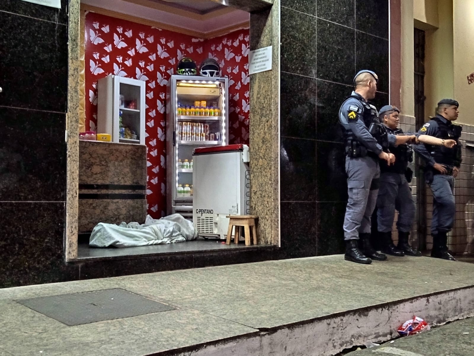 Morador de rua é assassinado enquanto pedia água em pousada de Manaus