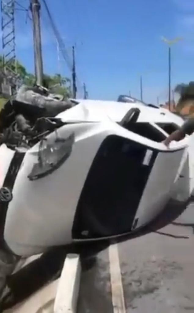 Taxista capota carro após passageiros anunciarem assalto em Manaus; vídeo