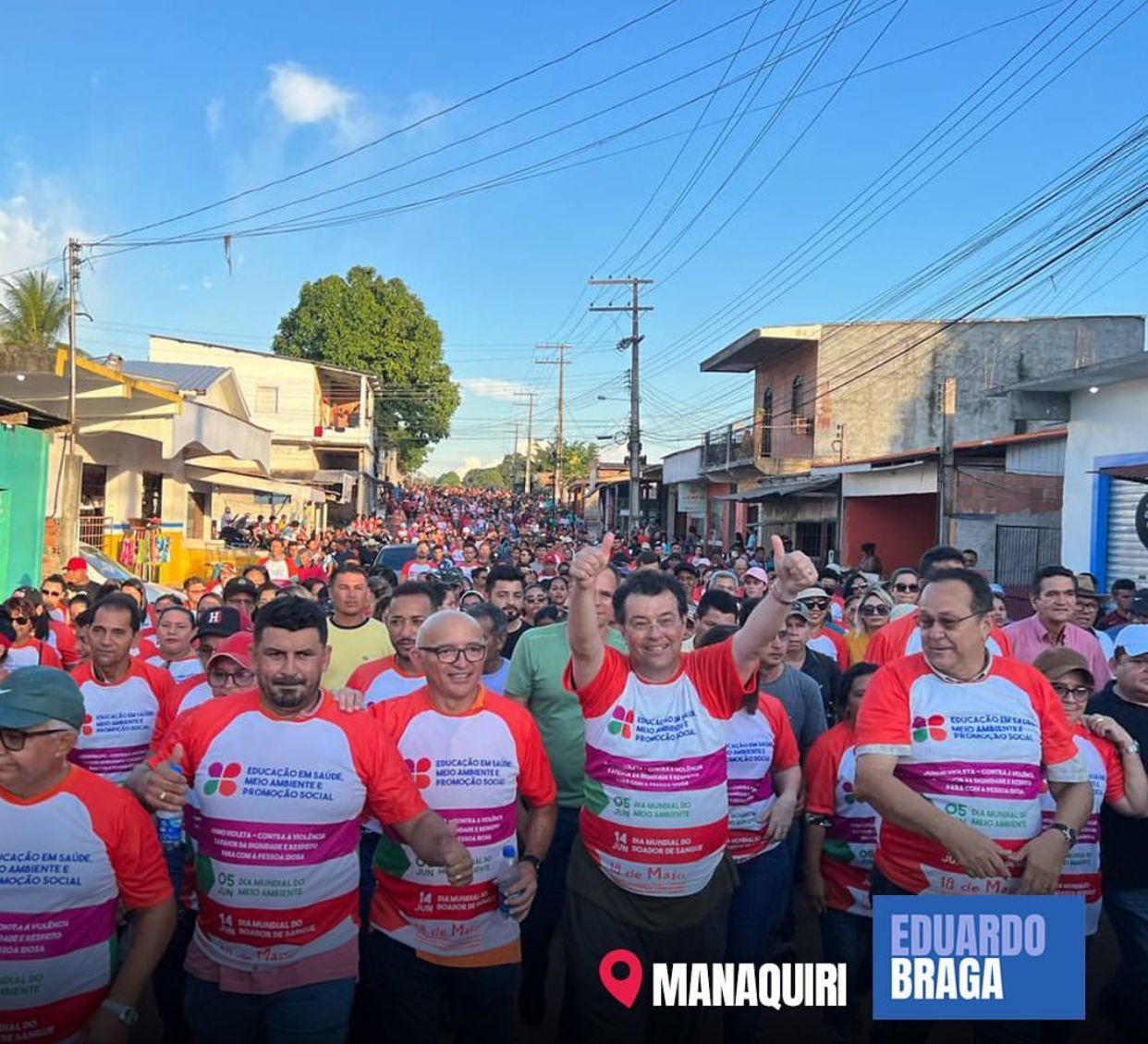 Senador Eduardo Braga é recebido por uma grande multidão em Manaquiri